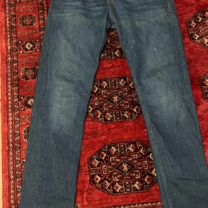 Levi's 508 jeans blå W31 L34 - Säljer ett par klassiska Levi's 508 jeans i mörkblå denim. Byxorna har raka ben, fem fickor och den ikoniska röda Levi's-taggen på bakfickan. Perfekt passform och snygga detaljer med kontrastsömmar. Står ut med sin tidlösa look.