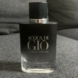 Acqua di Giò Parfum Giorgio Armani - Acqua di Giò Parfum från Giorgio Armani i en stilren svart glasflaska med silverdetaljer. Flaskan har en matt finish och tydlig logga framtill. Parfymen är känd för sin fräscha, maskulina doft och exklusiva känsla.75 ml flaska och ungefär 45ml kvar,( Tar inte emot returer) 