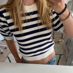 Randig stickad tröja från Zara - Superfin stickad t-shirt från Zara i marinblått och vitt ❣️ passar perfekt med en simpel kjol eller ett par jeans 🌸 använd väldigt få gånger och har ingen defekt alls 🙏🏼💗 
