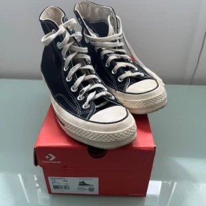 Converse Chuck 70 Hi svart/vit 41 - Klassiska Converse Chuck 70 Hi i svart canvas med vita detaljer och snörning. 