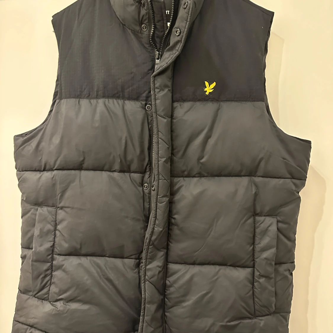 Svart dunväst från Lyle & Scott