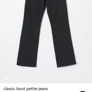 SÖKER! Classic boot jeans Petite (32) - Söker svarta och ljusblå jeans i modellen Classic boot petite från Gina tricot. Storleken jag behöver är 32. Hör gärna av dig om du har några sådana byxor som du vill sälja ☺️💗