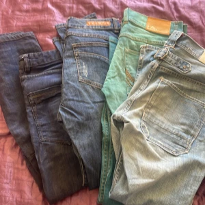 Flera jeansbyxor i olika färger, stl 158 - Säljer ett gäng jeansbyxor i olika tvättar och färger, bland annat blå, ljusblå och mintgrön. Märken som Bragg och L.O.G.G. Modellerna har raka eller lätt utsvängda ben och klassiska fickor. Perfekta för dig som vill ha lite variation i garderoben. 