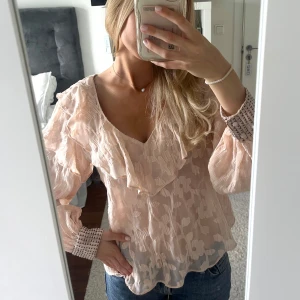 Zara blus  - Så fin blus från zara i storlek M men passar mig som vanligtvis har S🩷