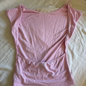 Rygglös topp - Säljer då den inte kommer till användning