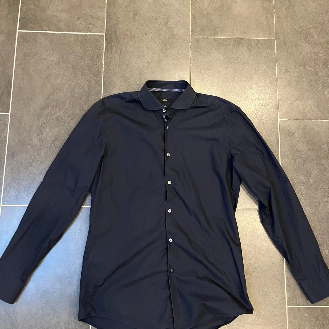 Hugo boss mörkblå skjorta - 1