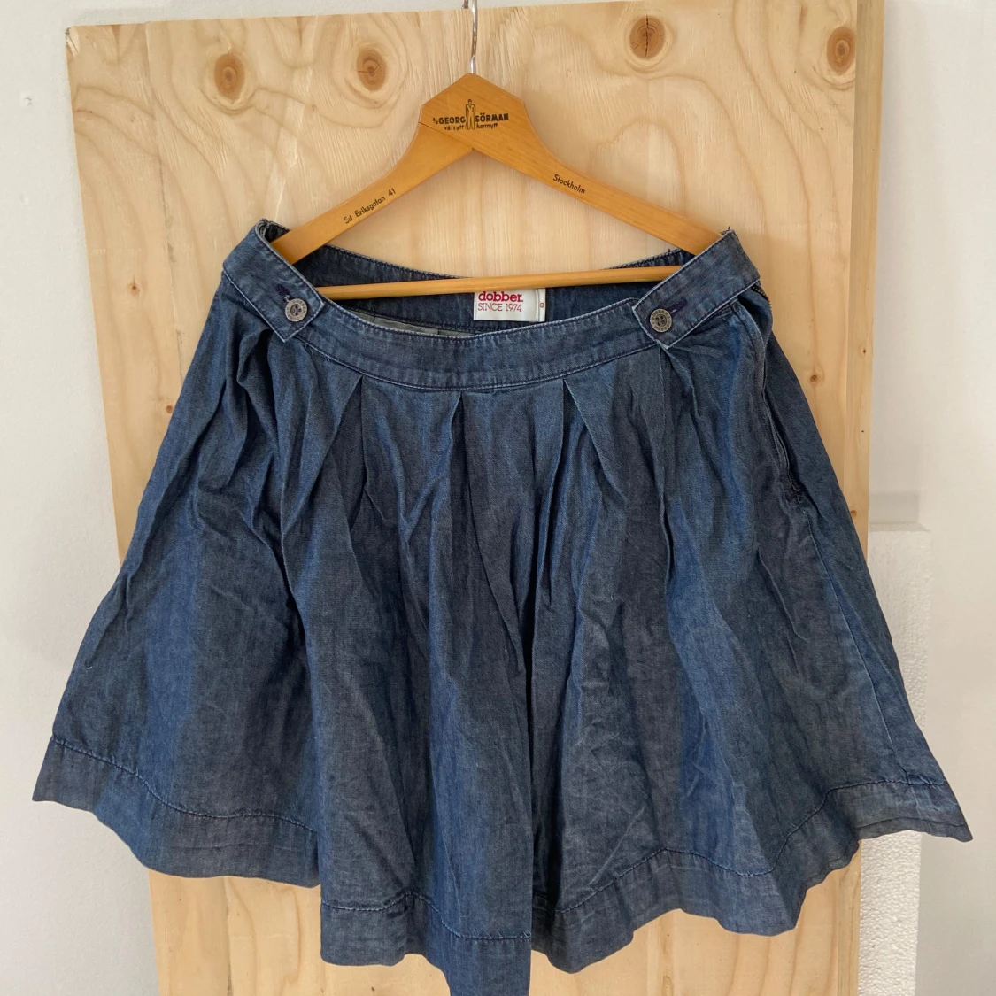 Jeanskjol med dragkedja och knappar