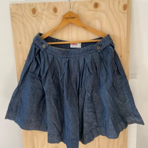 Jeanskjol med dragkedja och knappar - Fint skick