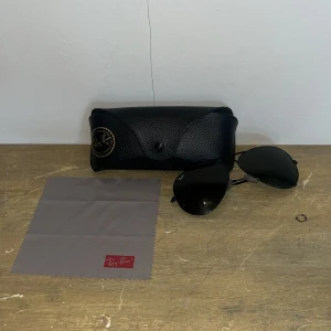 Ray-Bans - Ray-Ban solglasögon med svarta metallbågar och mörka linser. Kommer med originalfodral och putsduk. Inga tydliga defekter