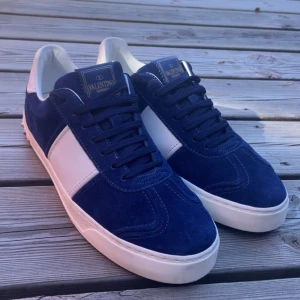 Valentino flycrew skor - Säljer dessa skit feta valentino flycrews skorna i den populäraste färgen royal blue, skorna är bara använda 1-2 gånger och är i nyskick, bättre skick i denna storlek finns ej på marknaden. Original storleken är 41 men passar upp mot 42! Samtliga nitar kvar. Skriv vid intresse eller funderingar! 