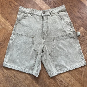 Carhartt Shorts - Carhartt shorts i nyskick, använda fåtal gånger. Storlek 32x30, motsvarar ungefär M. Perfekta till sommaren.  Hör av dig vid frågor ! ☀️