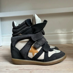Isabel marant sneakers - Säljer dessa skitsnygga & unika isabel marant skorna som inte längre går att få tag på! 💕De är i storlek 38 men passar även de som har storlek 37 om man lägger i en extra sula (kommer från någon som har storlek 37!) Bilderna kommer från den förra säljaren!