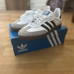 Adidas Samba sneakers vit/svart - Helt nya Adidas Samba sneakers i storlek 43 1/3 med tag & låda kvar. Nypris: 1299 kr