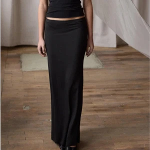 Svart långkjol i stretchigt material (95 cm lång) - Säljer denna supersnygga svarta kjol från Nelly. Kjolen är endast använd en gång och säljer då den tyvärr är för liten för mig. Kjolen är ca 95 cm lång. Skriv om ni har några funderingar!!😊🖤 