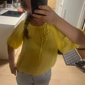 Gul blus - Säljer denna superfina solgula tröjan ifrån Lindex💞Storlek L, men går att knyta så den blir mindre, vilket jag även har gjort i bilden