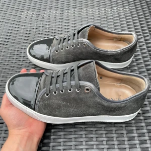 Lanvin gray elephant  - Säljer nu dessa Lanvin cap toe gray elephant i uk 7, super bra skick och sulan är fixad med whitnercream för att dem ska bli extra fräscha, skriv för fler bilder/frågor🙌🏼