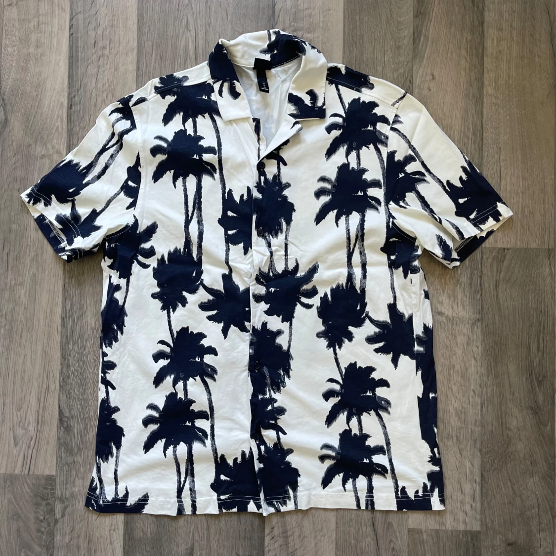 H&M vit skjorta med palmmönster