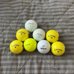 Golfbollar de kan säljas separat om önskas - Golfbollar titleist vit kostar 10kr st)gula callway kostar 15st) neon gula titleist kostar 9 st) Wilson golfboll 17kr st