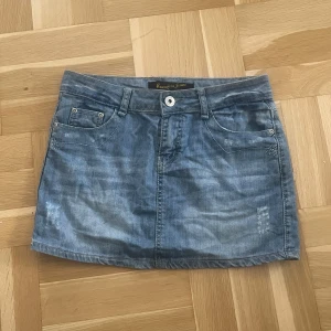 Lågmidjad jeanskjol - Från märket mountain jeans, i fint skick och med lite glittriga sömmar. Midja 38cm och längd 33cm. Kan stryka innan jag skickar💗