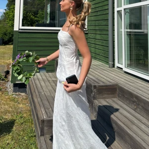 Långklänning - Figurnära Superfin lång sommarklänning med fina detaljer som passar till fler tillfällen. Tyvärr endast kommit till användning en dag och säljer därmed. Pris kan diskuteras 