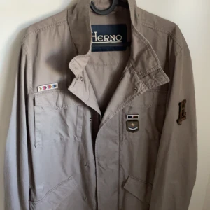 Herno Militär Jacka - Sprillans ny Herno jacka som är använd 3 gånger! Där finns inga defekter eller märke, helt ny skick. Ordinarie pris 3800kr