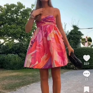 Färgglad kort sommarklänning - Sååå fin klänning från H&M! Helt slutsåld och väldigt eftertraktad, därmed priset. Passar perfekt nu inför sommaren, storlek xs💓 Lånade bilder