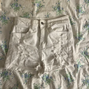 Vita jeansshorts med slitningar - Snygga vita jeansshorts i bra skick!