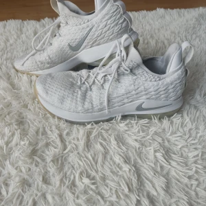 Vita Nike sneakers med stickad ovandel Nike LeBron James skor basketball nba - You can buy this only on Vinted profile: brysu1 Snygga vita Nike sneakers med stickad ovandel och grå swoosh på sidorna. Skorna har snörning, genomskinlig sula och en modern, sportig look. Perfekta för dig som gillar stilrena och bekväma sneakers med cool struktur och detaljer.