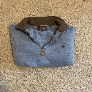Ljusblå half zip tröja från Morris - Säljer en jätte snygg half-zip från Morris i 100% merinoull. Tröjan är i jätte bra skick med inga skador. Skriv till mig vid frågor💛🤝