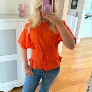 Orange topp - Supersöt orange topp med knyt💘