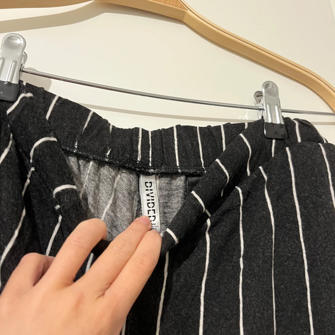 Svarta randiga byxor från Divided - 3