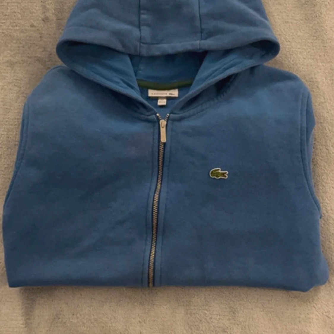 Blå hoodie från Lacoste med dragkedja