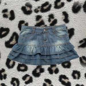 Lågmidjad jeanskjol med volanger vintage y2k  - jättesöt lågmidjad jeanskjol med volanger i lager, original design 🩵nyskick 