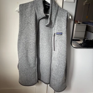 Grå fleeceväst från Patagonia - Grå fleeceväst från Patagonia i L. Västen är sparsamt använd och i mycket gott skick🙂