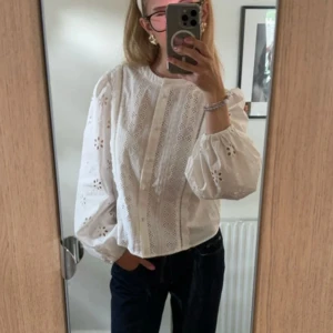 Blus från Zara  - Snygg blus från Zara i super fint skick! 