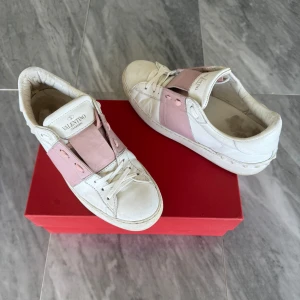 Valentino skor - Valentino skor - Skick: Bra skick - Tillbehör: Valentino box - Nypris: 6000kr - TrendWardrobe