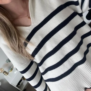 Stickad tröja från Zara - Så så fin stickad tröja från Zara som tyvärr inte kommer till användning. 🤍skulle säga att den är krämvit!! 