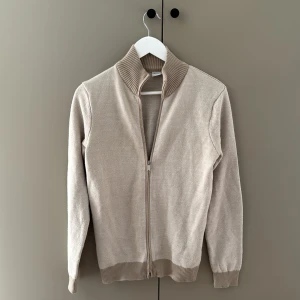 Beige kofta med dragkedja från DeFacto - Skit snygg beige kofta/cardigan från DeFacto🔥 storlek XS passar S