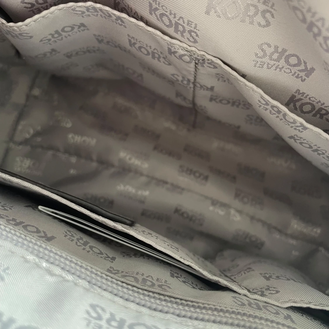Grå handväska från Michael Kors - 3