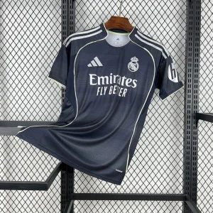 25/26 REAL MADRID  - 25/26 REAL MADRID • Storlek S/M/L • Tryck på ryggen valfritt (max 15 karaktärer) • Frakt 5-17 dagar 🚚 • DM vid köp ✍️