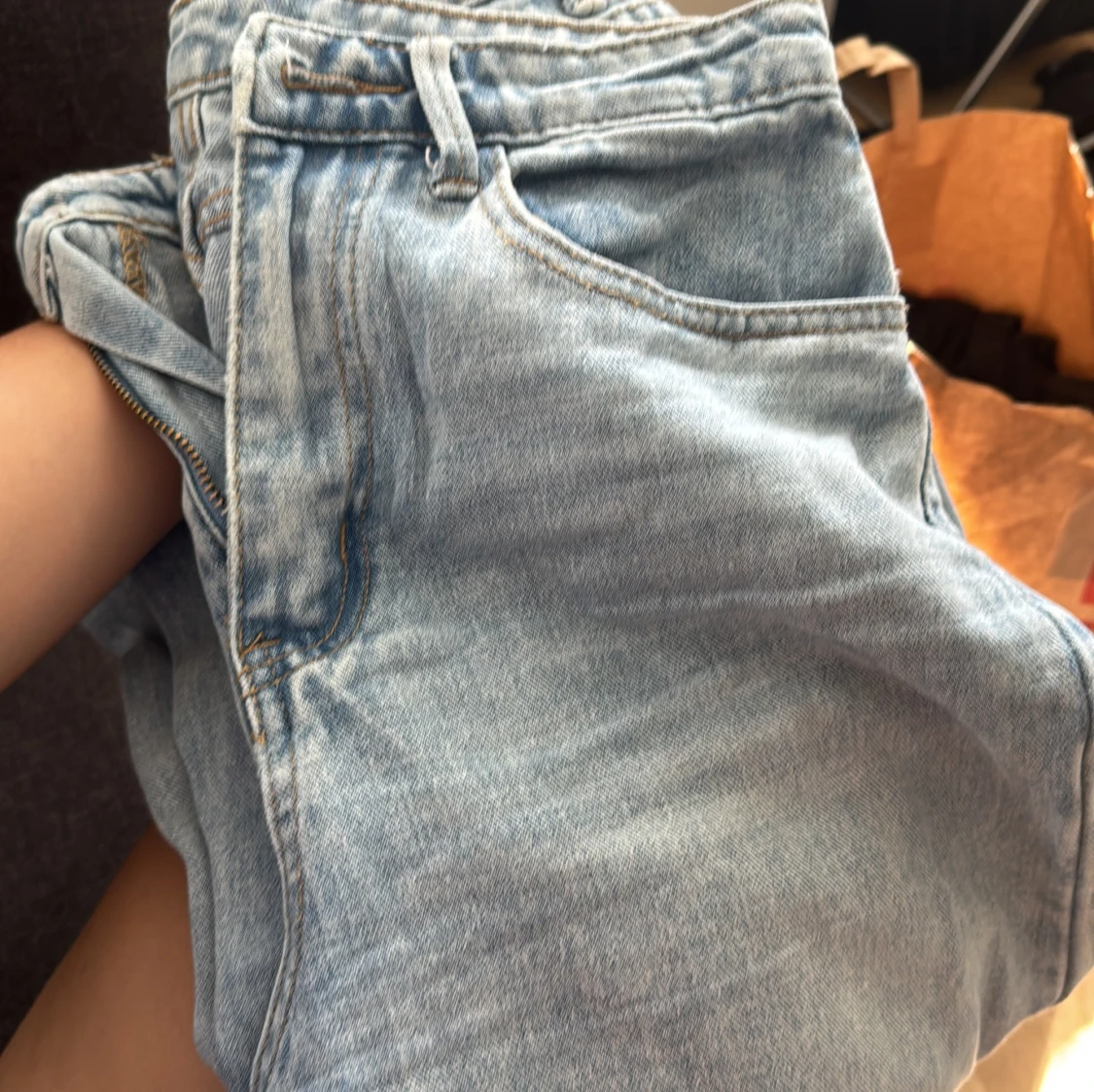 Ljusblå raka jeans med rå kant - 2