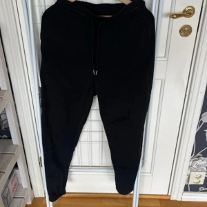 Svarta mjukisbyxor från H&M, stl S - Svarta mjukisbyxor från H&M i storlek S. Byxorna har resår i midjan med snörning och muddar vid bensluten. Perfekta för chill dagar eller när du vill vara bekväm. Klassisk och enkel design som funkar till det mesta.