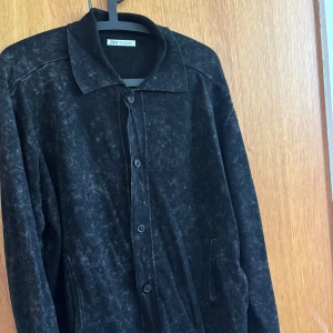 Svart Stickad cardigan från Zara  - Säljer en svart stickad cardigan från Zara 