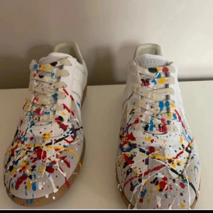 Maison margiela skor  - Säljer ett par skit feta maison margiela gats | Storlek 43 | Skick: 8,5 /10 | Orginal box och dustbag medföljer! | Vid frågor är det bara att höra av sig 🙌