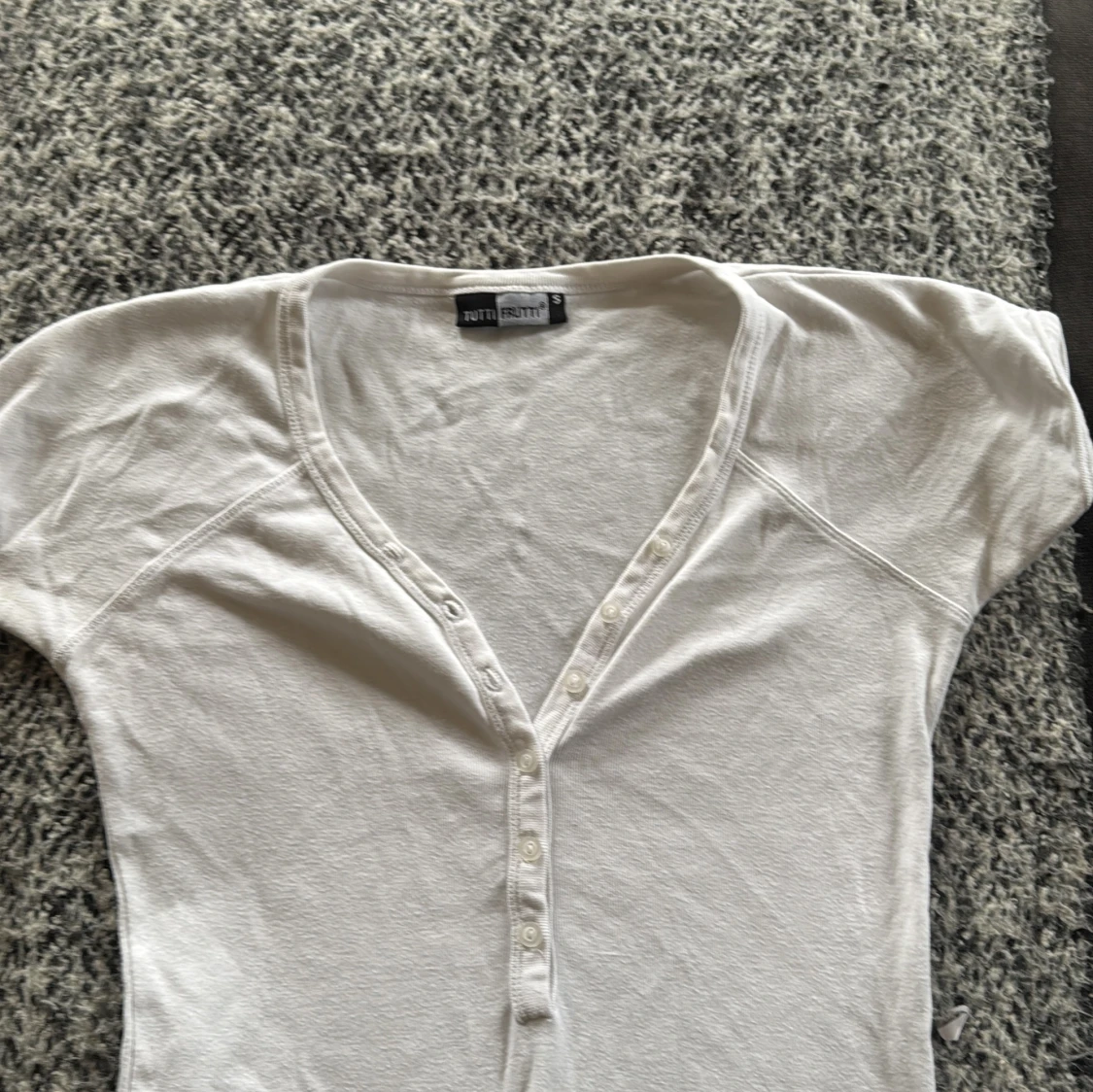 Vit topp med v-ringning  - 2