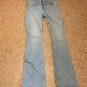 Ljusblå bootcut jeans  - Säljer ett par ljusblå jeans då dom är för små nu. Dom är från lager och kostade 400 och jag säljer för 200 priset går att prata mer om. Dom är lite slitet i där nere men dom är o bra skick annars om ni vill veta mer kontakta. Dom är xxs i full lenght 