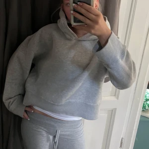 Grå hoodie - Säljer en grå oversized hoodie med huva och långa ärmar. Tröjan har en avslappnad passform och är tillverkad i mjukt material, perfekt för chill dagar. Enkel och stilren design som funkar till det mesta💗