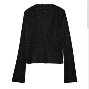 Svart spetsblus med v-ringning - Svart långärmad blus från Veromoda i genombruten spets med v-ringad hals och vågig kant. Toppens material är lätt och perfekt för att skapa en cool lager-på-lager-look. Snygg att styla med jeans eller kjol. Nypris: 450 kr, nästan aldrig använd