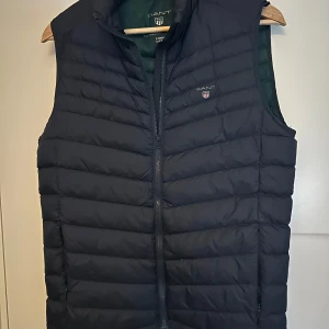 Mörkblå väst - En riktig snygg väst från Gant som är perfekt att köpa nu i sommar! Vid funderingar är det bara att skriva i dm!
