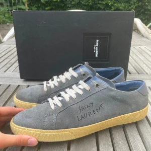 Saint Laurent skor  - Hej! Säljer nu dessa sjukt snygga ysl skor. Skorna är i toppskick! Vi rekommenderar att gå ner en storlek. Har dustbag till skorna! Hör gärna av dig vid frågor 